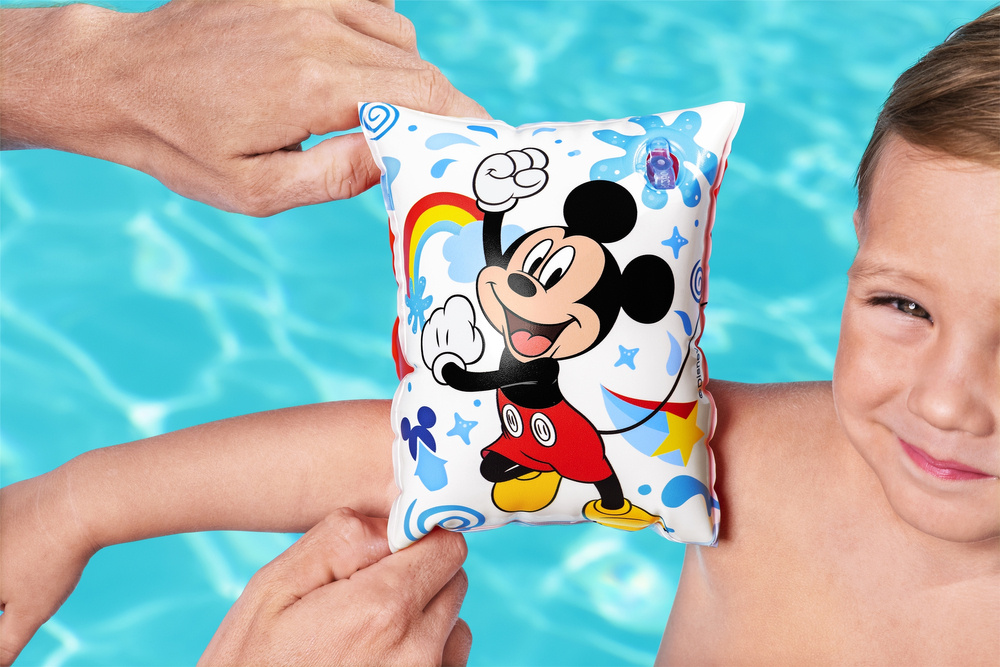 Nafukovací rukavice Bestway s motivem Mickey Mouse, bezpečné pro děti 3–6 let — V provozu