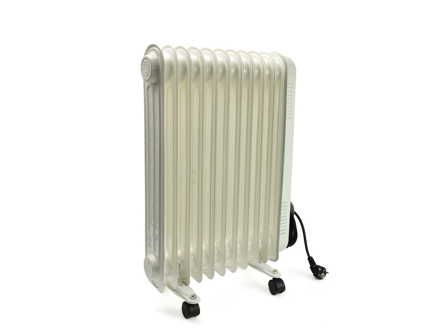 Ohřívač oleje s regulací a termostatem 11 žebér 2500 W B14 Geko – rychlé rozmrazování a ohřívání kapalin a olejů pro autodílny i domácí použití — V provozu