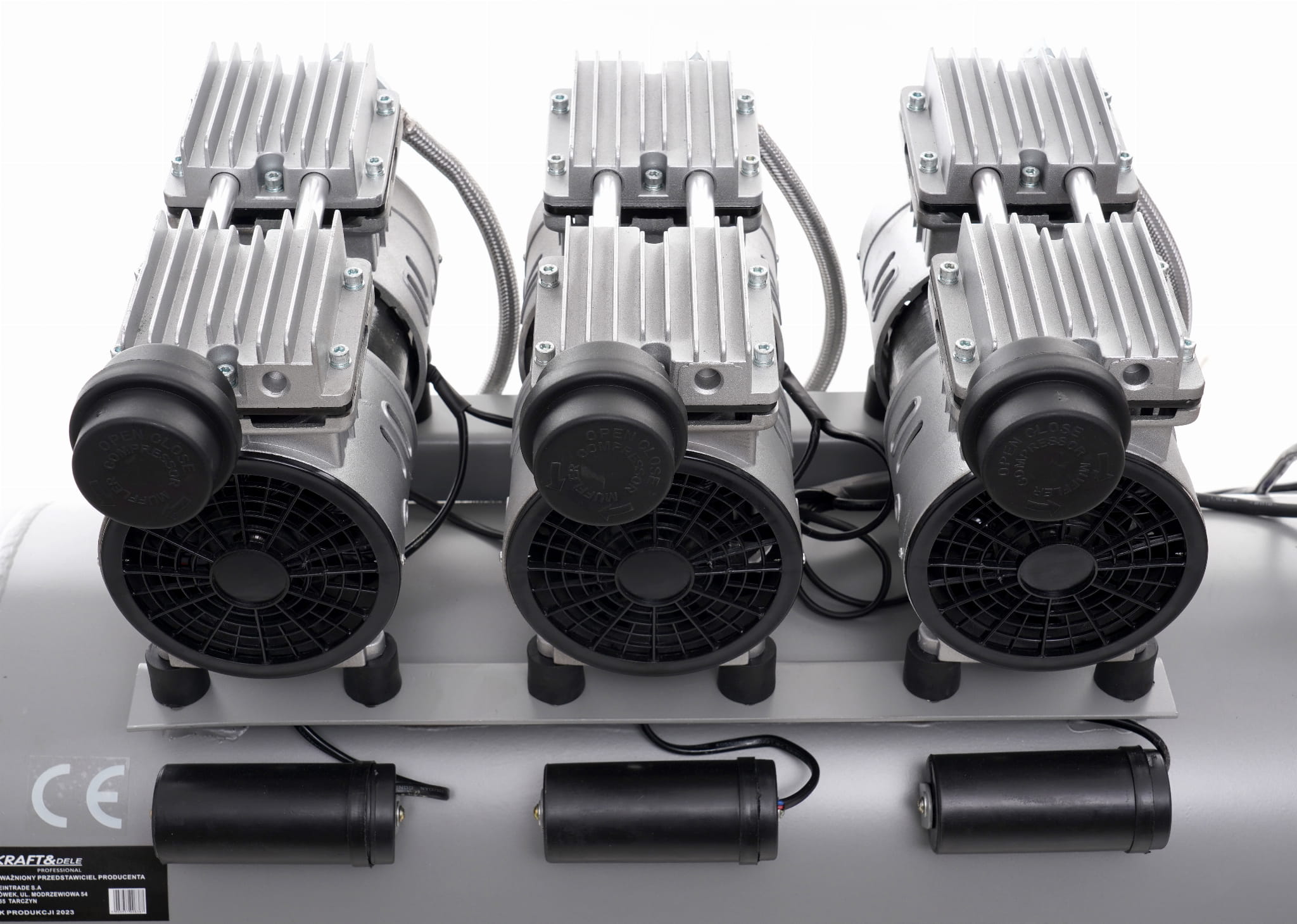 Kompresor KD1397 – detail ventilů a manometrů