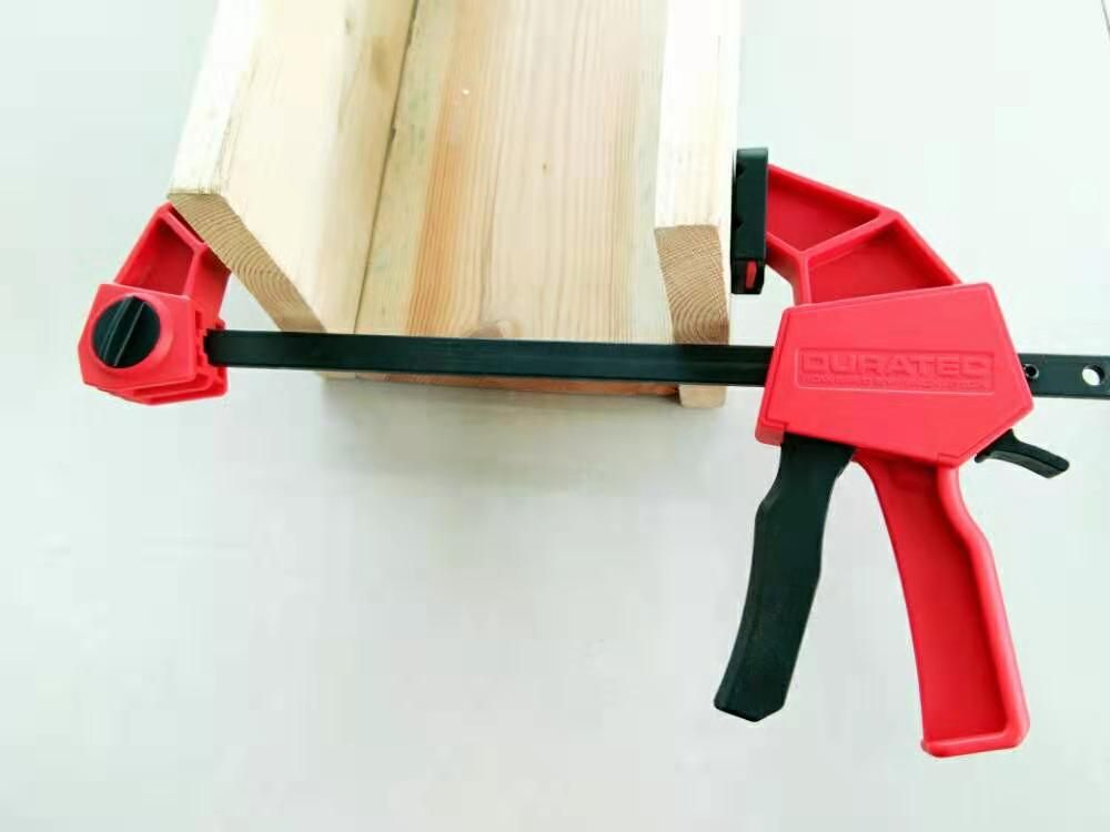 Truhlářská svěrka KD10707 – detail čelistí