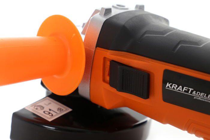 Úhlová bruska 900 W KD1554 – boční pohled