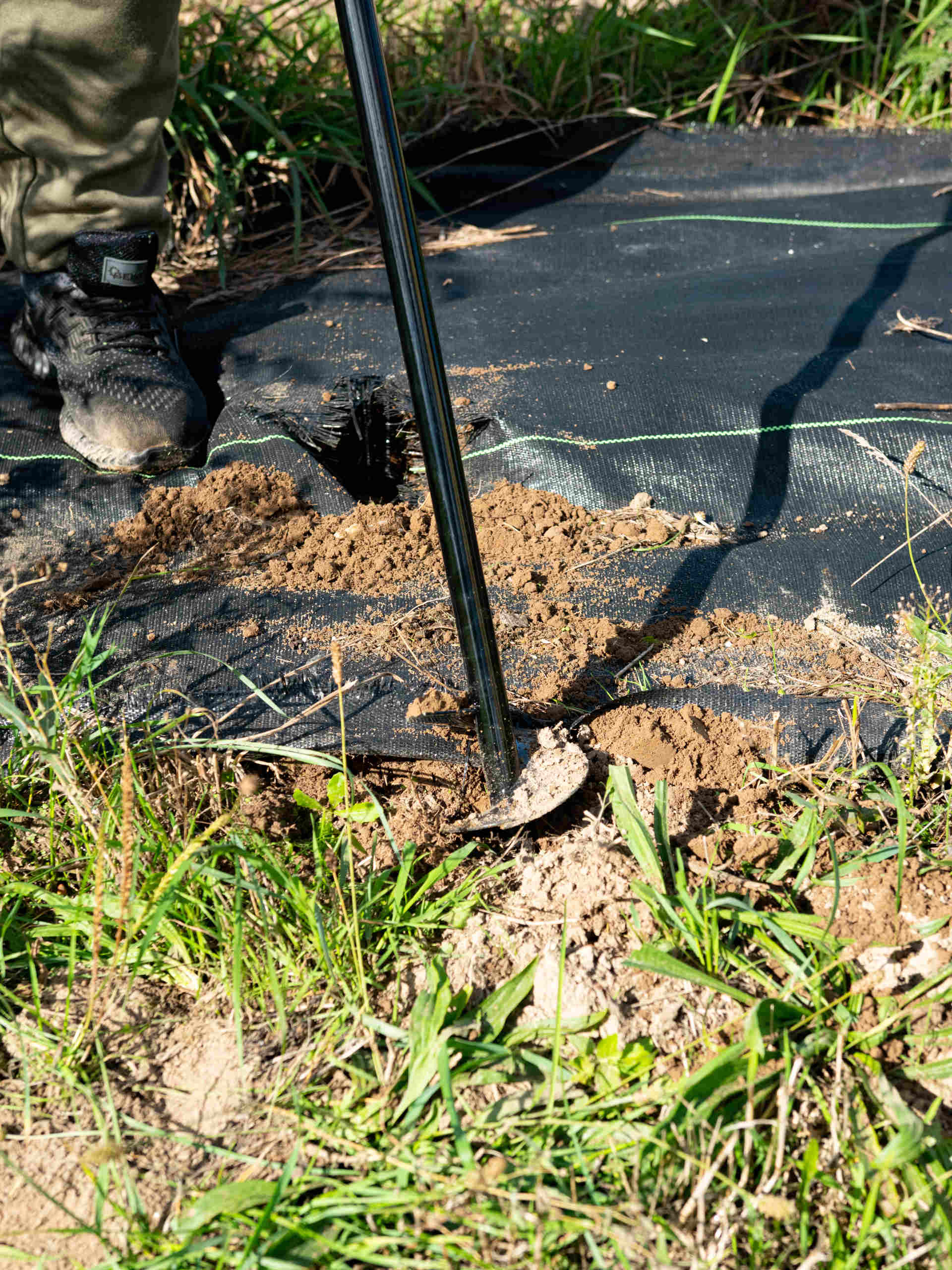 Ruční vrták do půdy Geko 110 mm, délka 113 cm, hmotnost 1,6 kg — V provozu